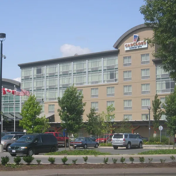 L’édifice de l’hôtel et du casino Cascades à Langley City, vu du stationnement