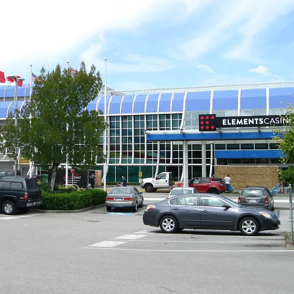 Elements Casino Surrey et son toit bleu incurvé, vu de l’autre côté du stationnement