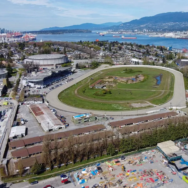 Vue aérienne du Hastings Racecourse et de sa tribune dans Hastings Park, avec Burrard Inlet et les montagnes de la North Shore en arrière-plan